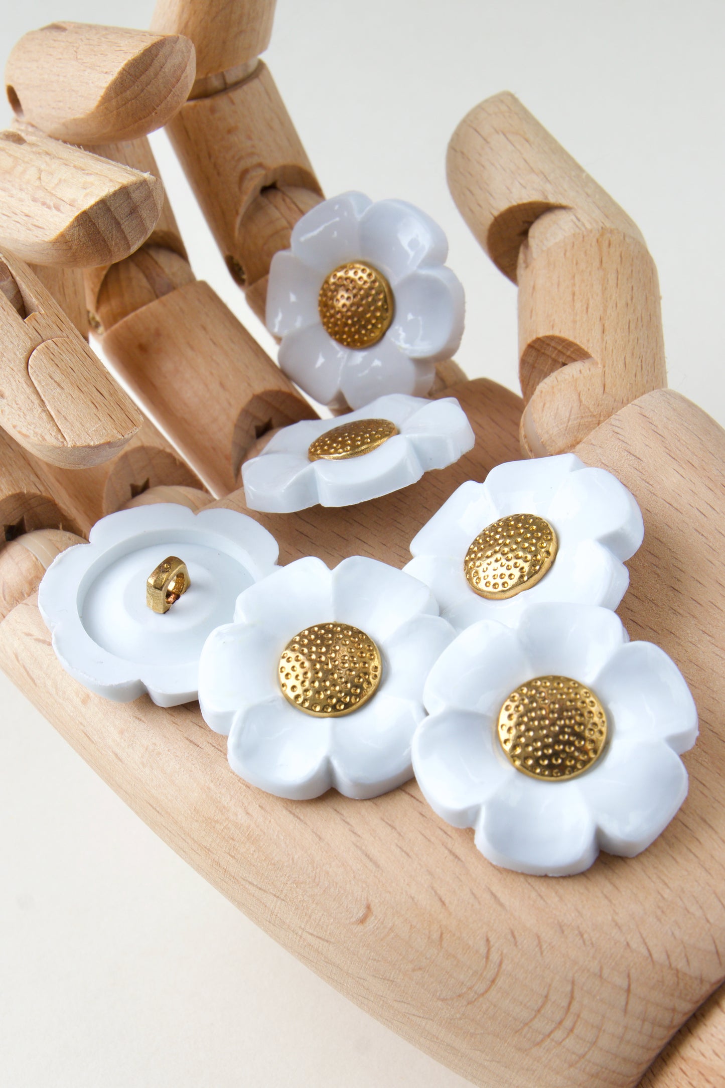 Lot de 6 boutons vintage Fleurs 30 mm - Blanc et doré