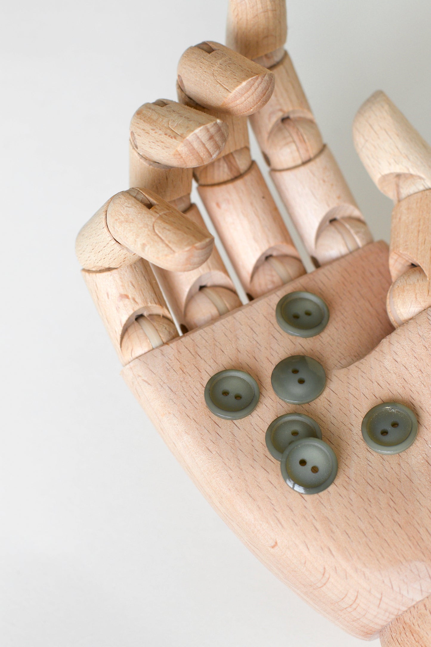 Boutons ronds vintages, en plastique, vert de gris, kaki, lichen, fougère, cedar atelier brunette, 2 trous, diamètre 14mm, muremure mercerie