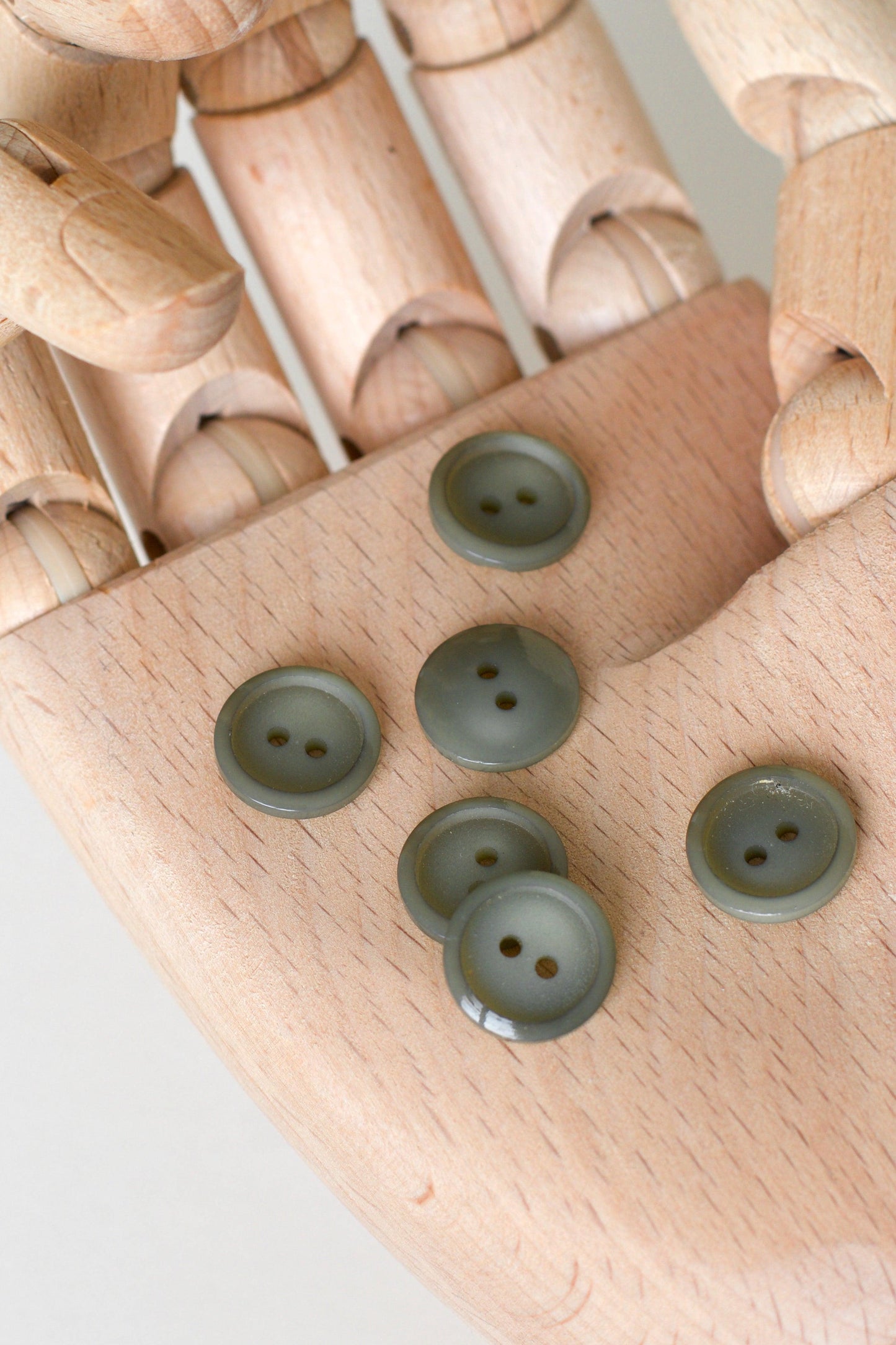Boutons ronds vintages, en plastique, vert de gris, kaki, lichen, fougère, cedar atelier brunette, 2 trous, diamètre 14mm, muremure mercerie